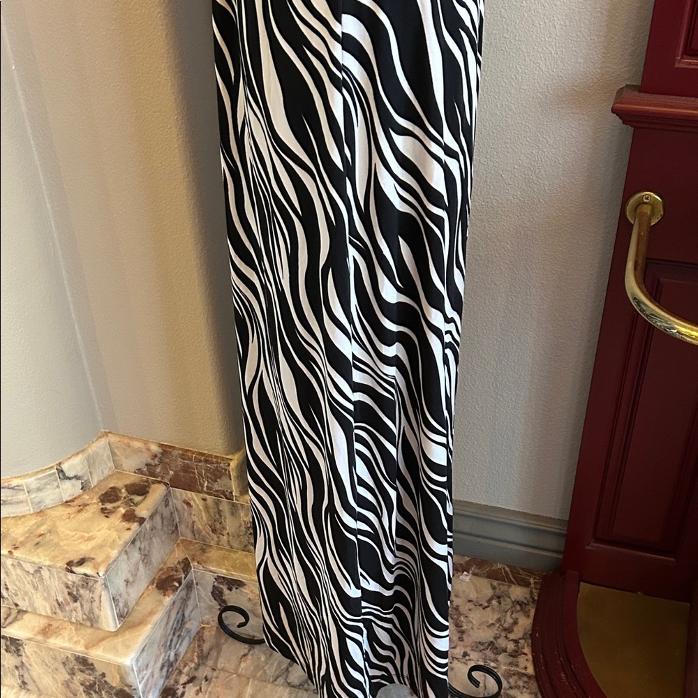 Elegant Black and White Zebra Print Maxi Dress - Picture 8 of 13